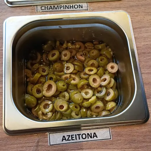 Azeitona na bancada de acompanhamentos da Massita