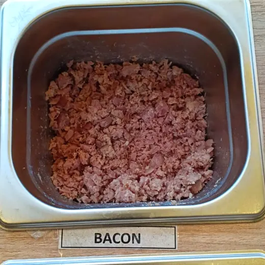 Bacon crocante na bancada de acompanhamentos da Massita