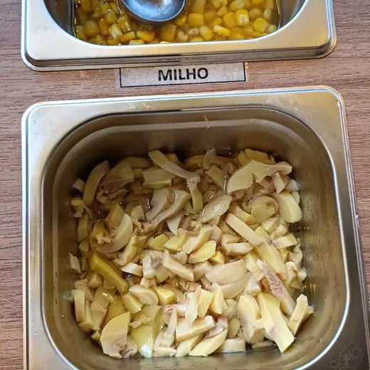 Champinhon na bancada de acompanhamentos da Massita