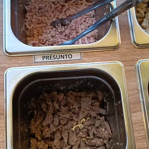 Filé mignon na bancada de acompanhamentos da Massita