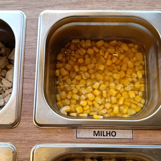 Milho na bancada de acompanhamentos da Massita