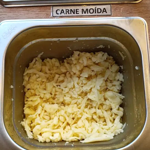 Mussarela na bancada de acompanhamentos da Massita