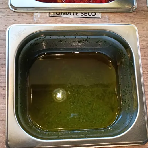 Pesto na bancada de acompanhamentos da Massita