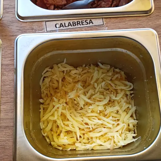 Provolone na bancada de acompanhamentos da Massita