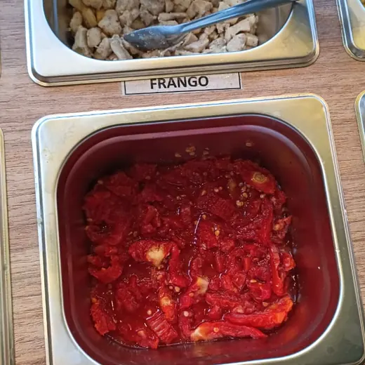 Tomate seco na bancada de acompanhamentos da Massita