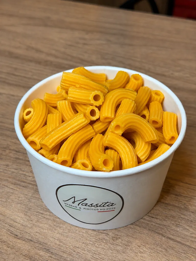 Pote de rigatoni da Massita sobre mesa de madeira, em Gramado